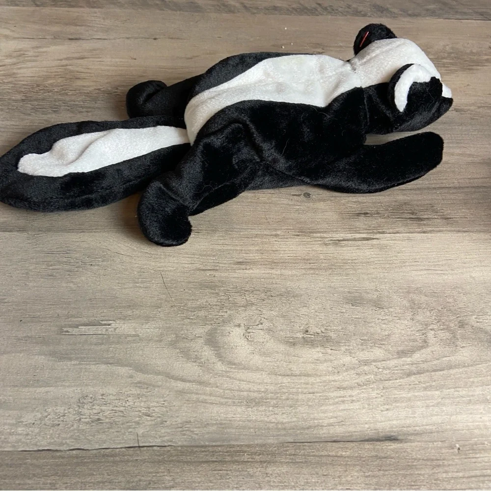TY Beanie Baby Stinky The Skunk Beanbag Toy February 13, 1995 Birthday‎
